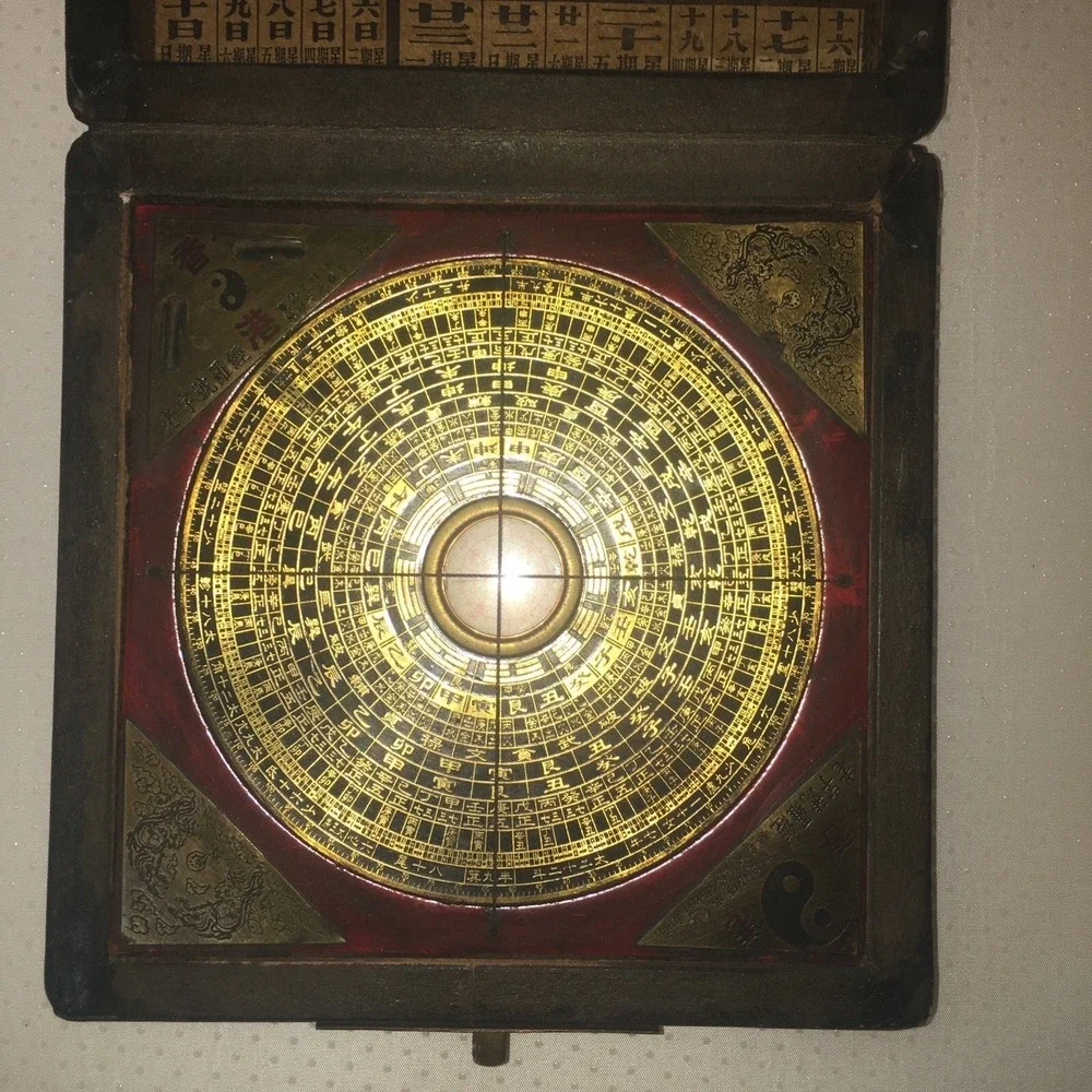 Chinese Compass Feng Shui Box Brass‎ Metal Clasp and Accents Read Description